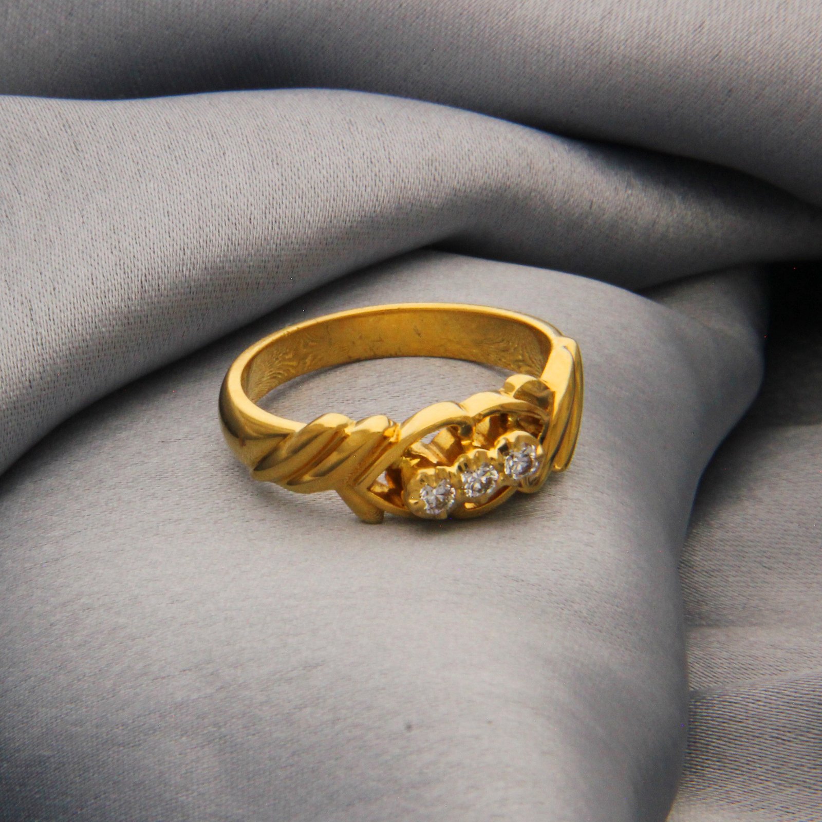 DIAMOND RING